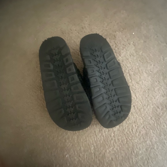 i'm selling black and grey kappa sildes they are not in bad condition - Picture 4 of 4